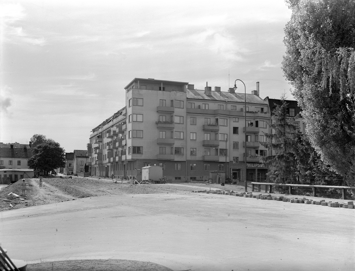 Året var 1947 och Hamngatan i Linköping breddas i höjd med stadens hamnområde. Det föranledde fotografen att dokumentera arbetet med en serie bilder, varav denna vy togs söderut från vägstråkets möte med Södra Stånggatan.