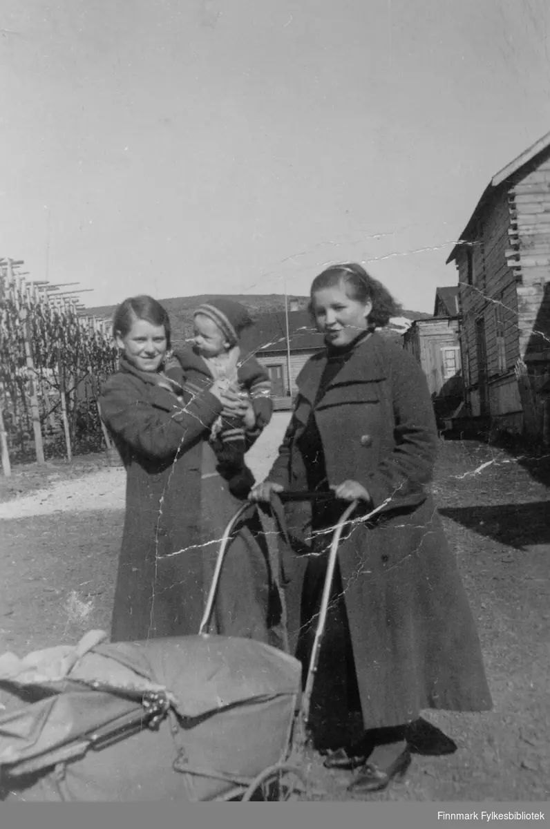 "Barnepass i Kiberg". Fra venstre: Lilly Strige, Bjarne O. Strige og Ruth Pedersen.