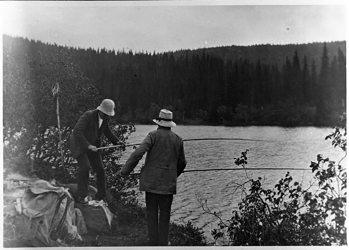 Vesle Øyongen på Totenåsen ca. 1920. Johs. Nergård og Bernt Johannesen på fisketur.