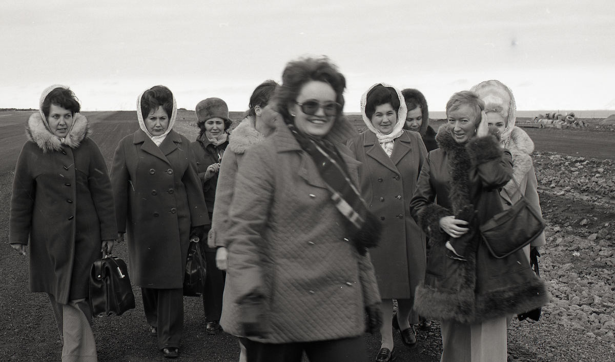 20 kvinner fra Barentsburg og Pyramiden på besøk hos husmorlaget i Longyearbyen.
