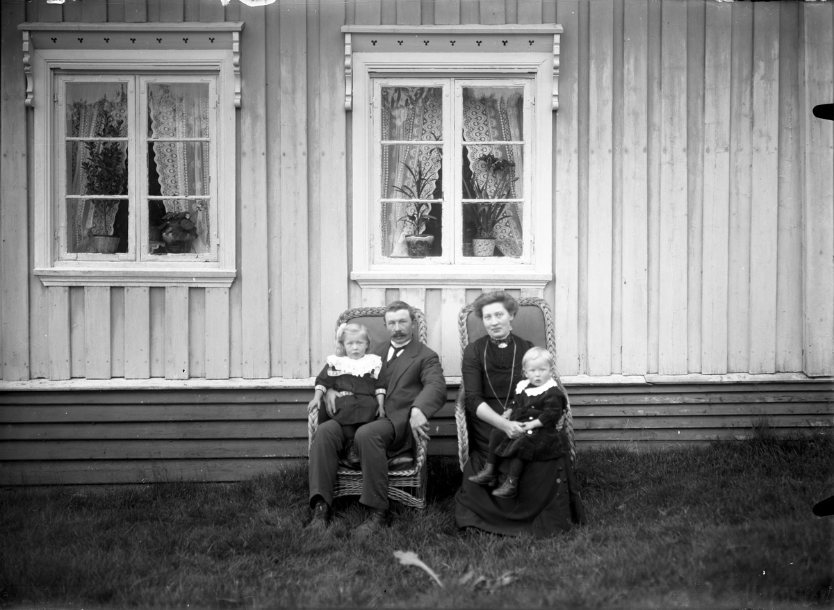 Portrett av Karinius (Kornelius?) Malerød med familie forand Damstua på Mykledammen. Hans kone Helga Malerød sitter ved siden og de har to av sine barn i fanget 

Fotosamling etter fotograf og skogsarbeider Ole Romsdalen (f. 23.02.1893).