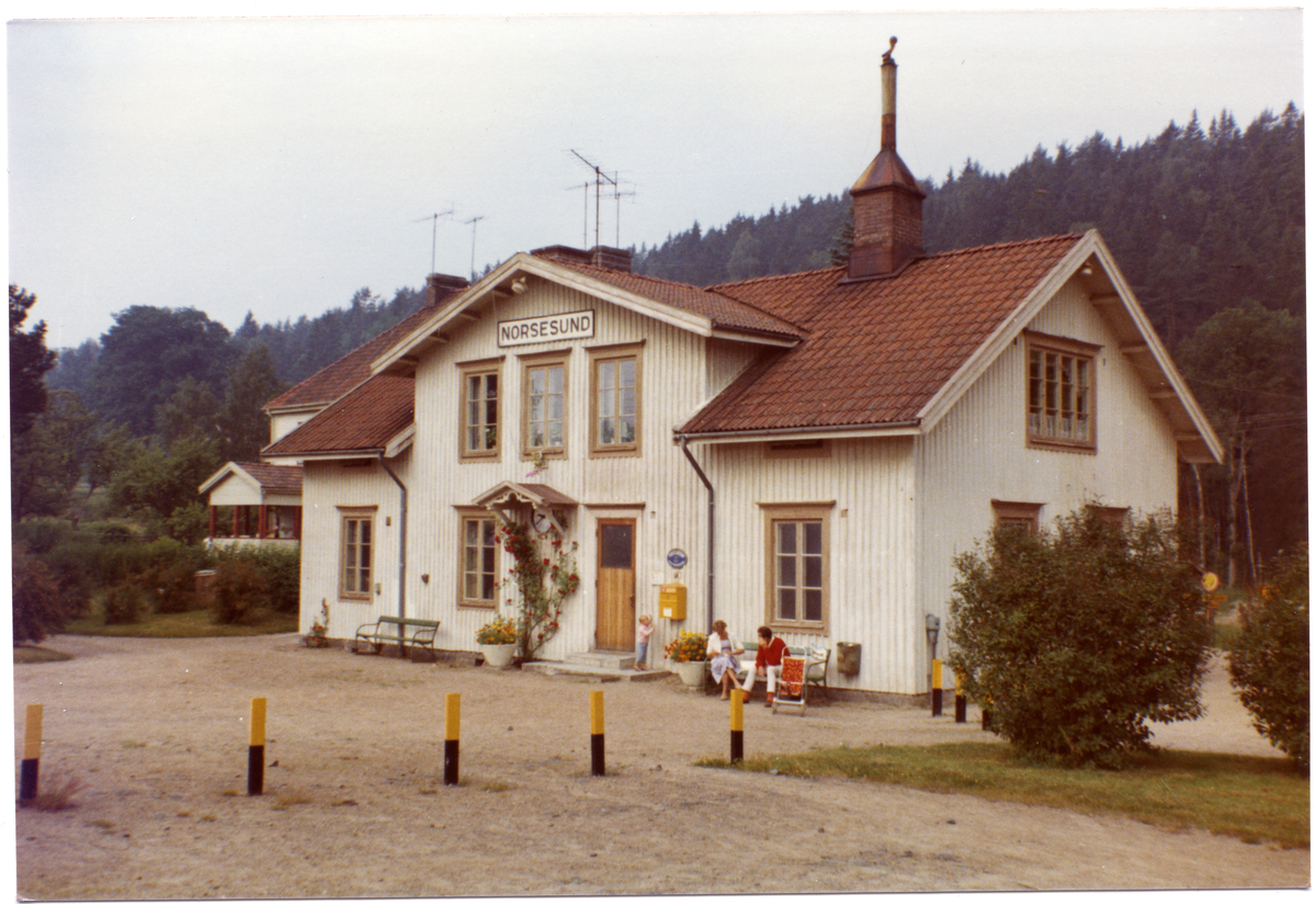 Stationshuset, enkelt envånings trähus, byggt 1870 .Även hållplats från 1.8.1867