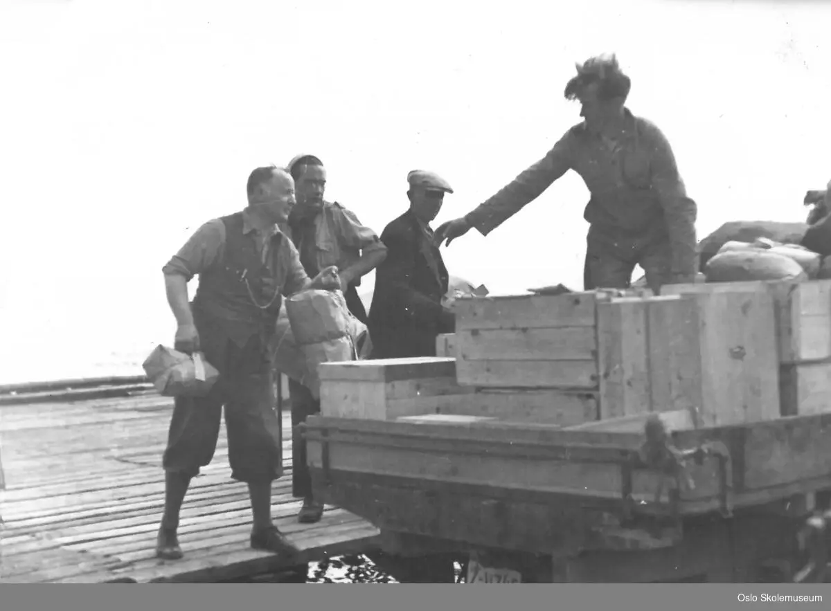Matvarer og utstyr fraktes til feriekoloniene (Hudøy og Slagen) med båten "Elida".