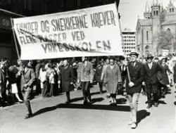 1. mai 1974: Demonstrasjonstoget i Akersgata. Parole: Tømrer
