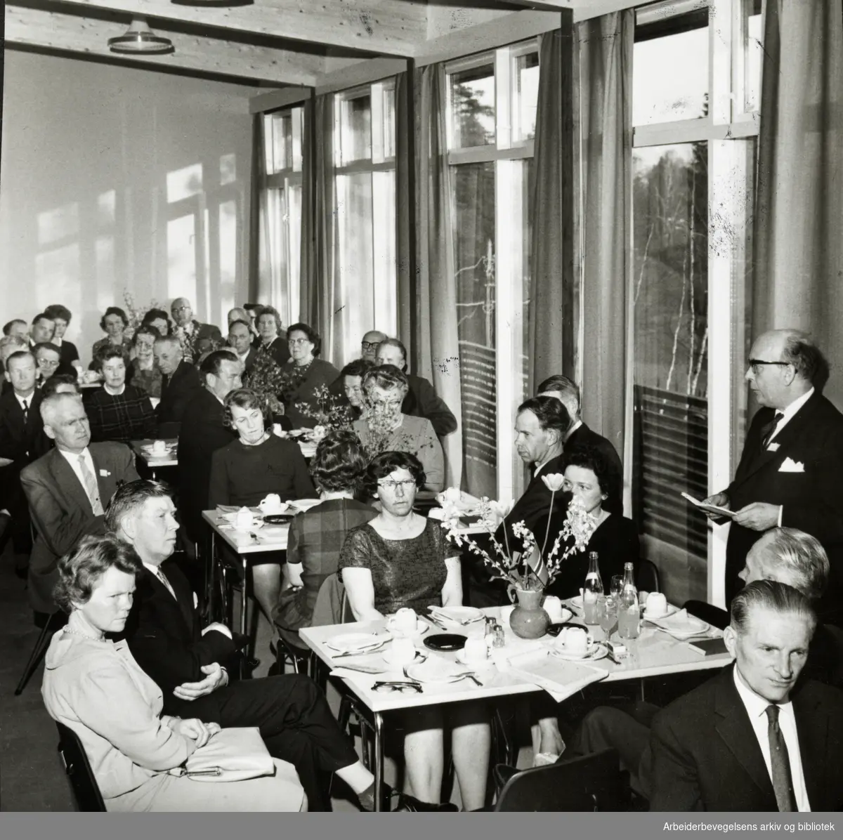 1. mai 1965. Møte i Bekkelagets Samfunnshus. Ordfører Brynjulf Bull holder talen.