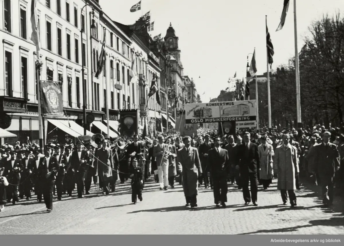 1. mai 1949. Demonstrasjonstoget på Karl Johans gate. Oslo musikerforening sin fane.
