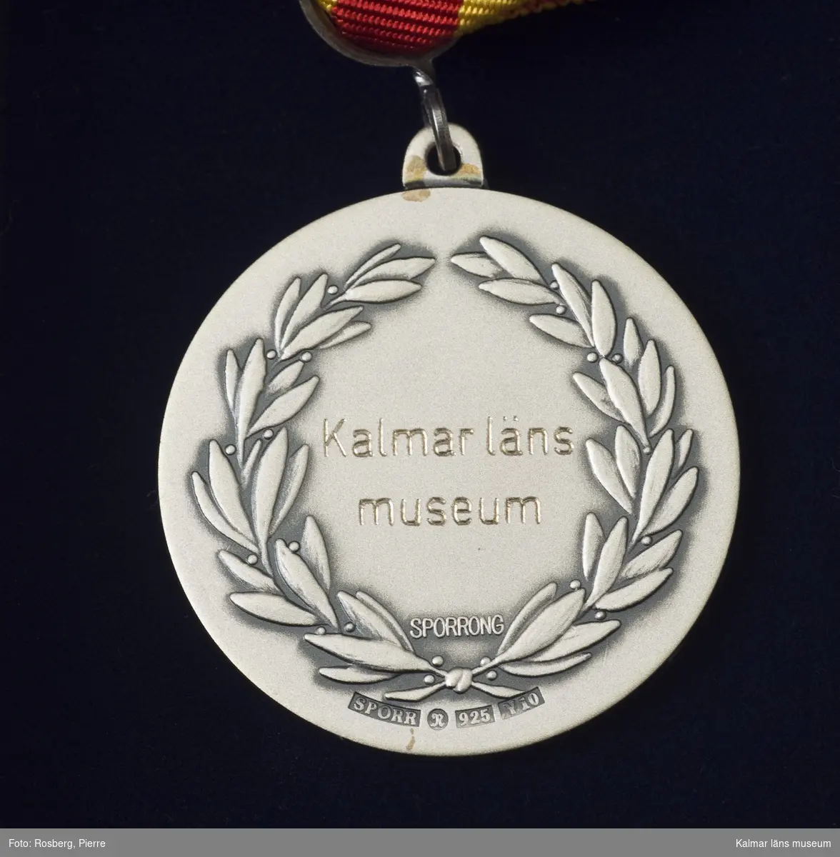 KLM 44500:1. Medalj, minnesmedalj. Text framsida: KALMAR REGEMENTE, baksida: Kalmar läns museum. Stämplar: Sporr, R 925, Y10, Sporrong.