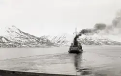 Sovjetisk kullbåt, "Evenk" i Adventfjorden. Skipet fraktet i