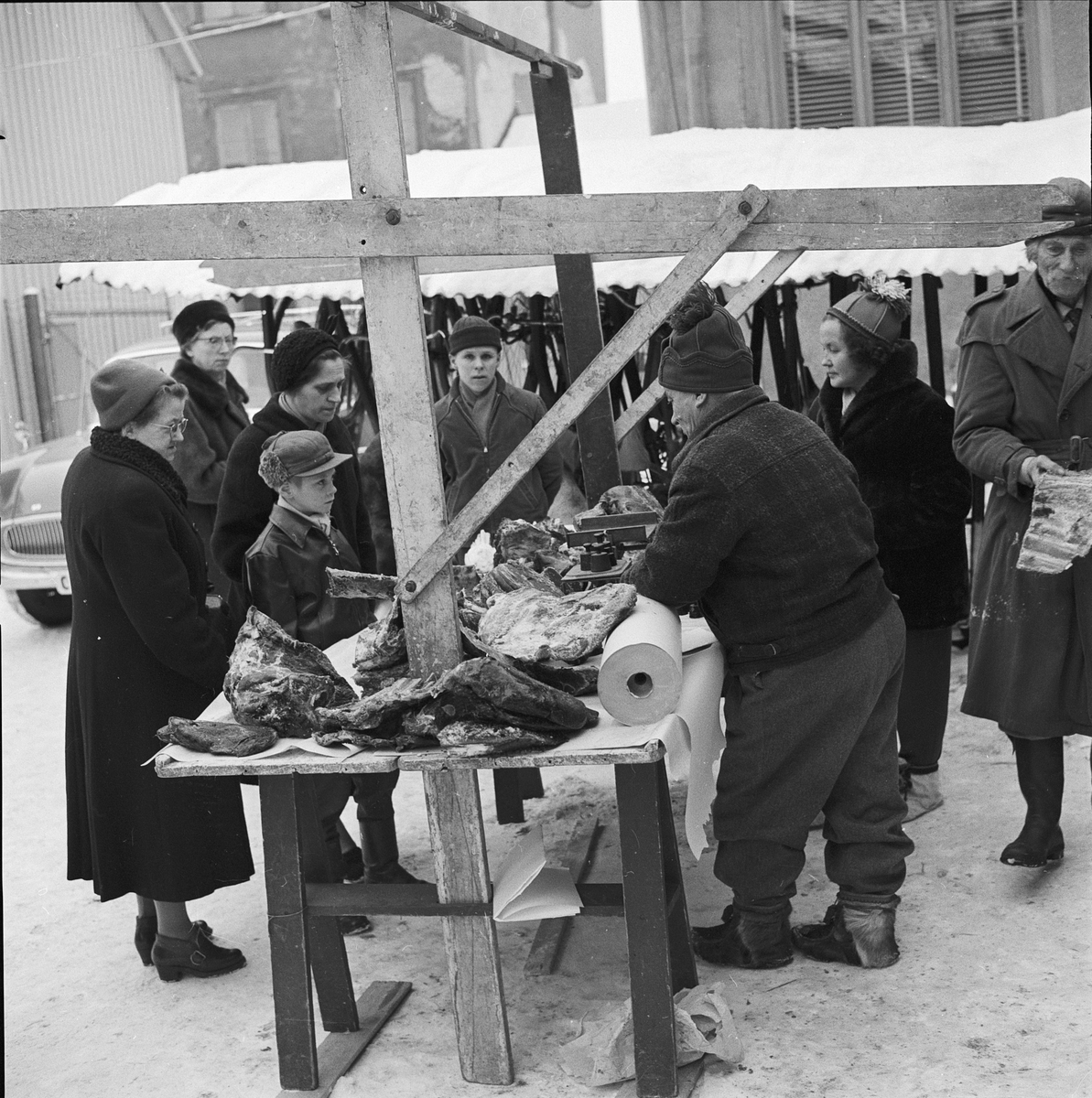 Thomasson säljer renkött på Distingsmarknaden, wolrathska gården, Uppsala 1960