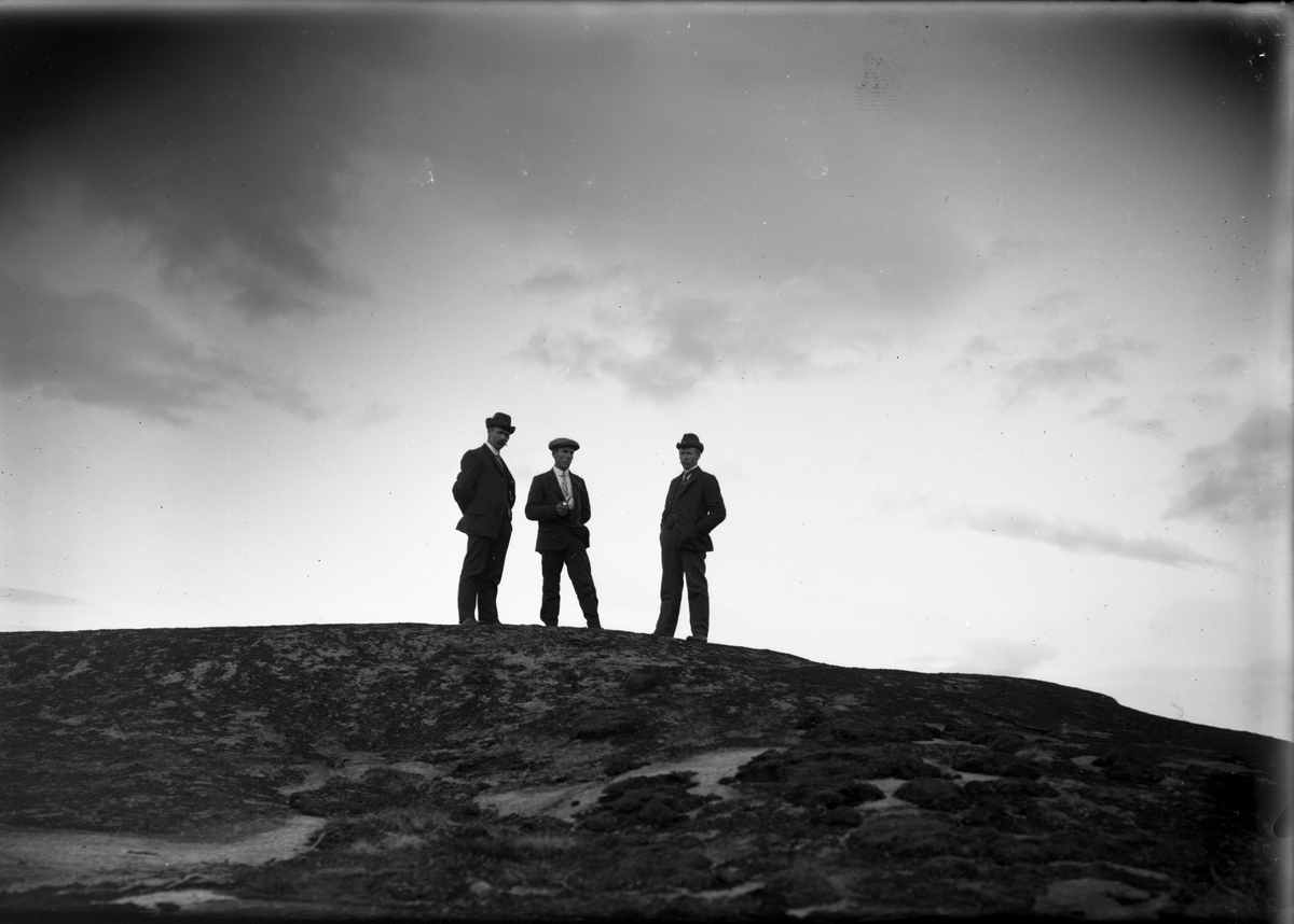 Portrett av tre menn i siluett.

Fotosamling etter fotograf og skogsarbeider Ole Romsdalen (f. 23.02.1893).