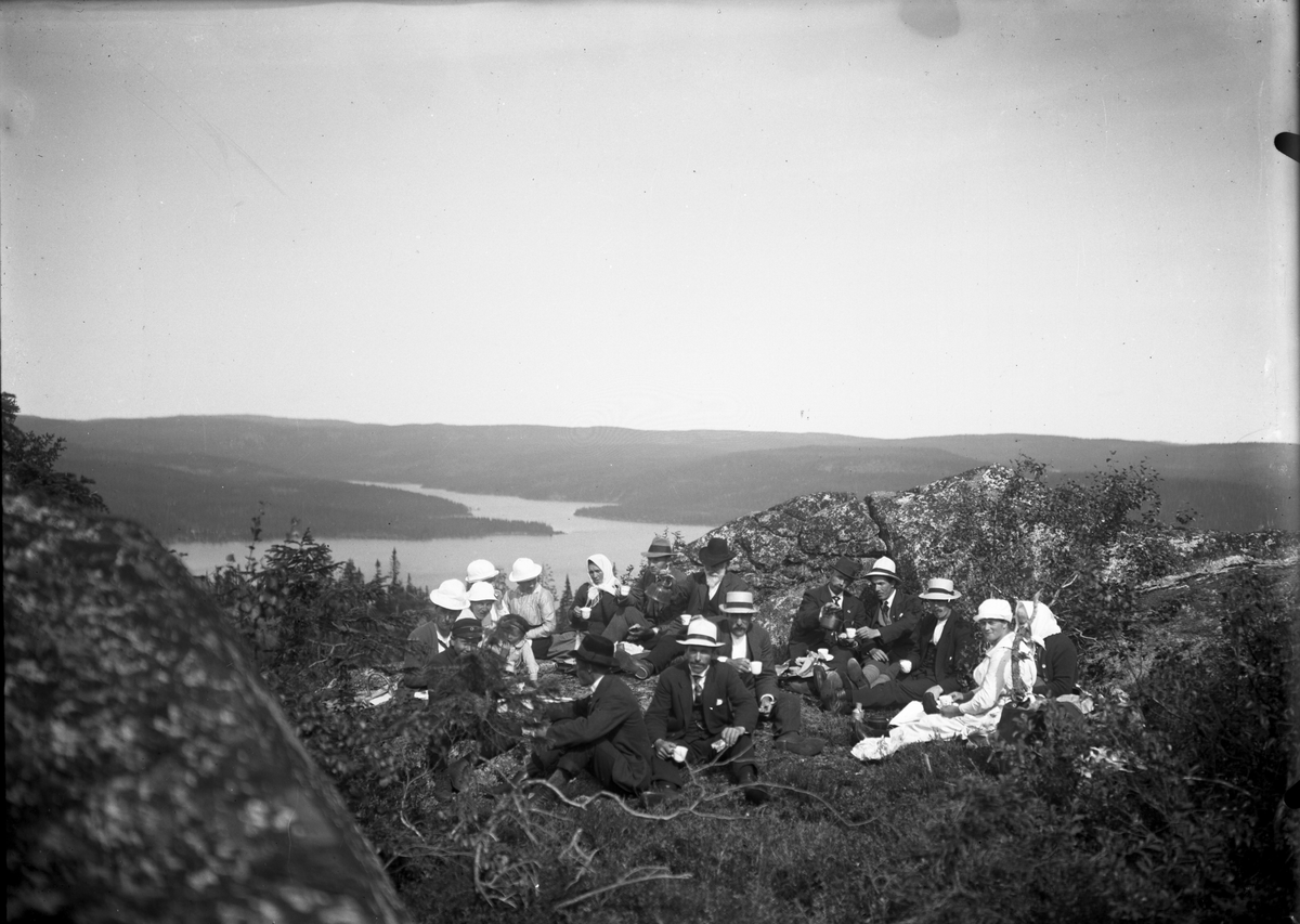 Gruppeportrett av turfølge, folk fra Grorudgrenda på toppen av Bonden, sør for Mykle.

Fotosamling etter fotograf og skogsarbeider Ole Romsdalen (f. 23.02.1893).