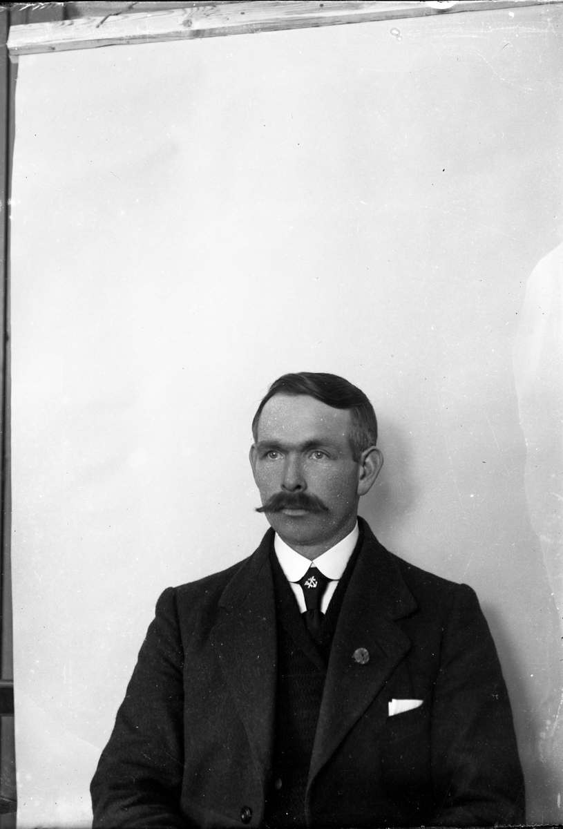 Portrett av mann. Peder Romsdalen?

Fotosamling etter fotograf og skogsarbeider Ole Romsdalen (f. 23.02.1893).