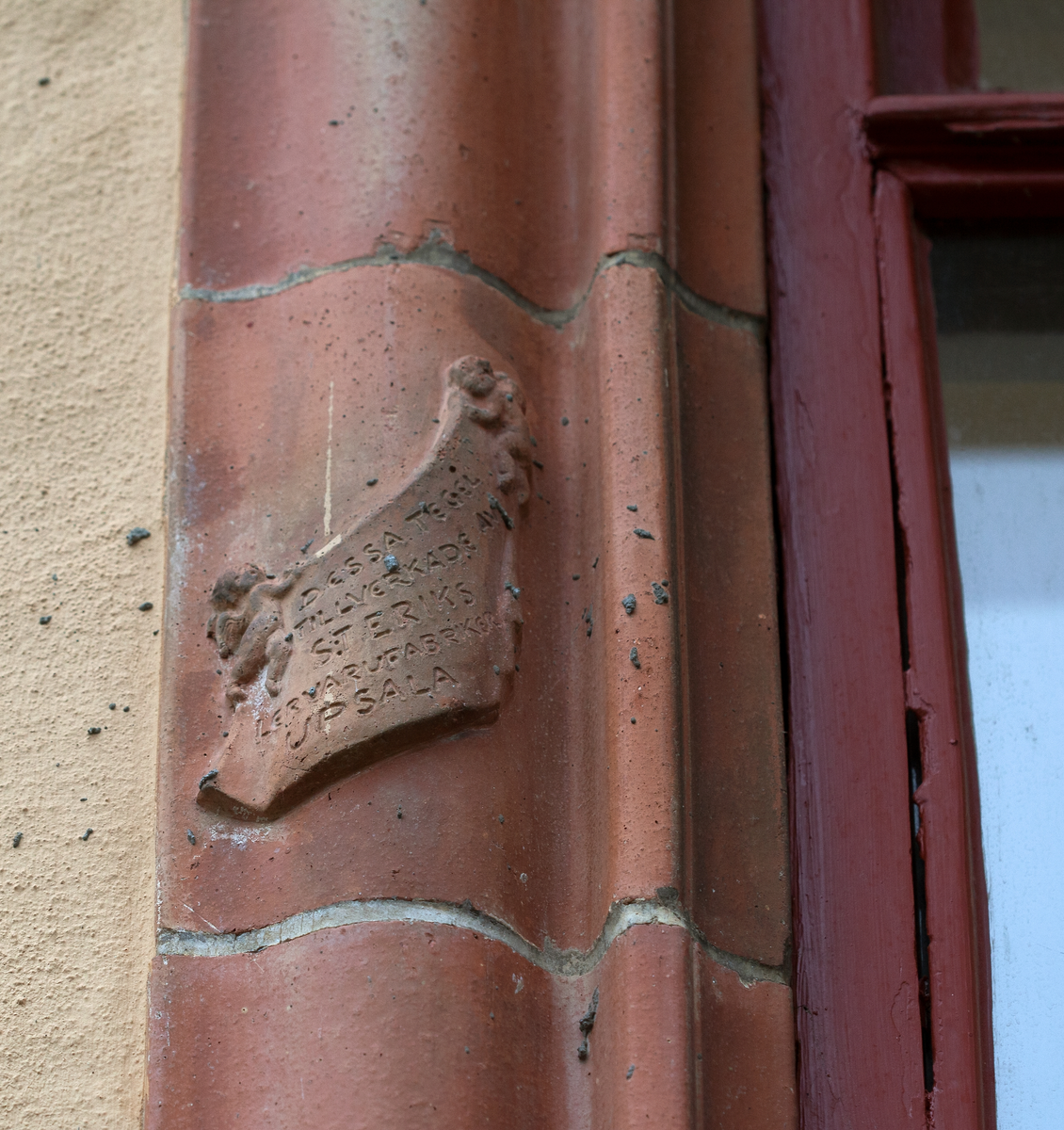 Skulpterat omfattningstegel runt fönster och dörr, på bostadshus, Geijersgatan 48, Uppsala 2019