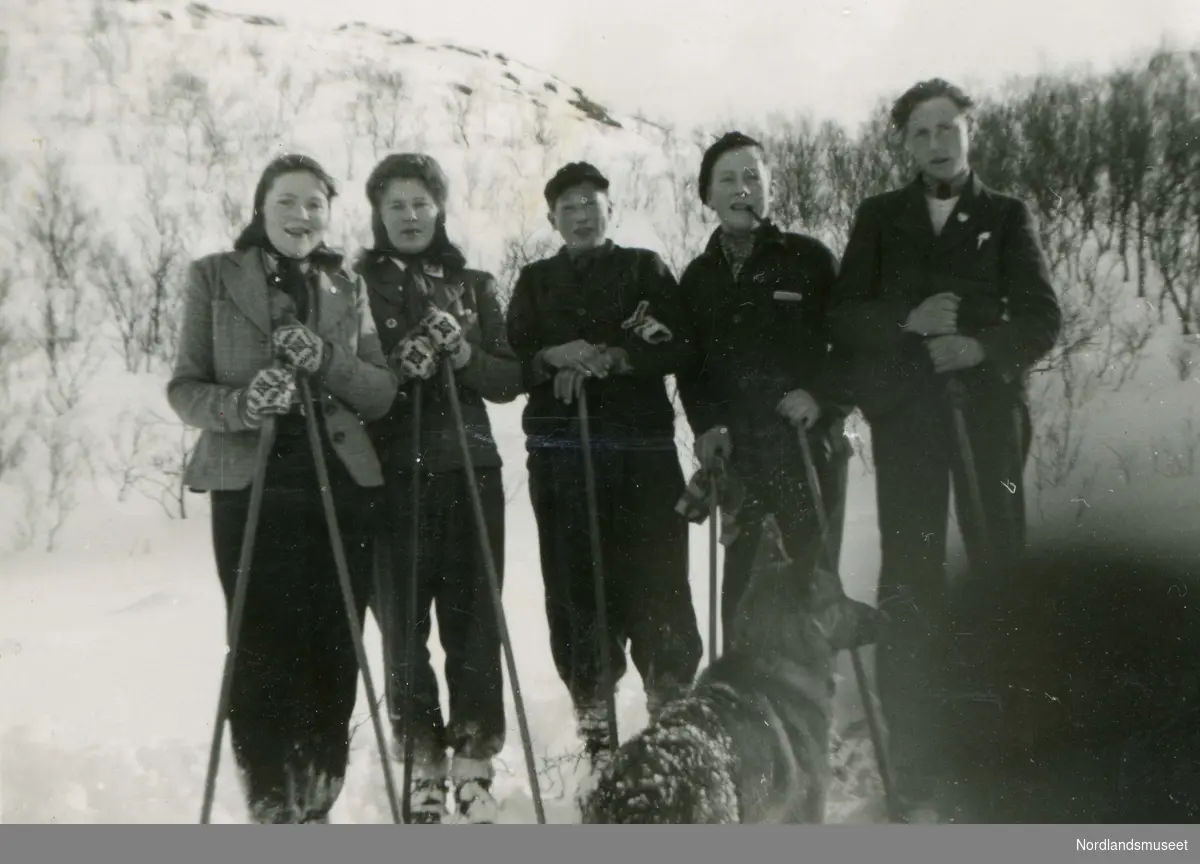 To unge kvinner og tre unge menn på skitur. Fra venstre: Margith (Åmnes), Kitty, Johannes (Gutte), Kåre og en fra Sandvåg. Bildet er tatt vinteren 1946.