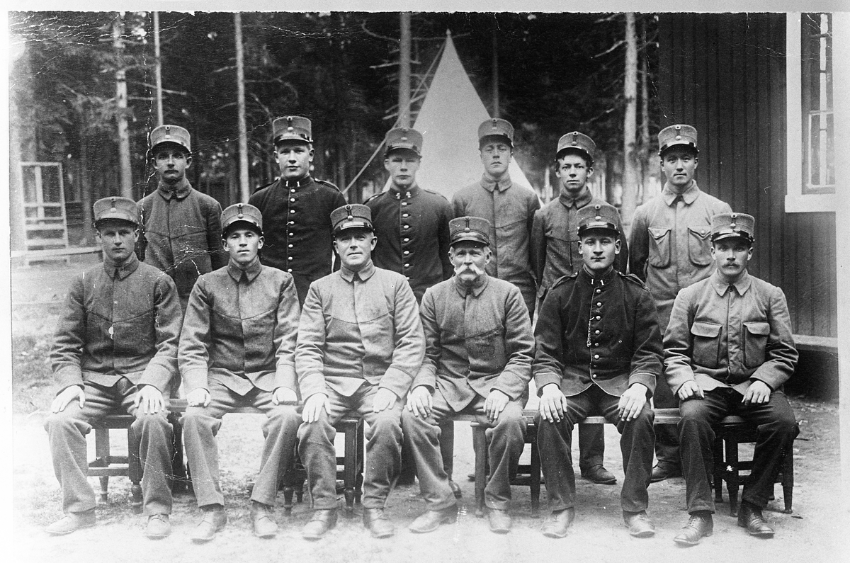 Håndverkerstaben ved Vestopplandske infanteriregiment av Hadelands bataljon avbildet på Gardermoen 1912. Til venstre i bakerste rekke er skredder David Nettum.