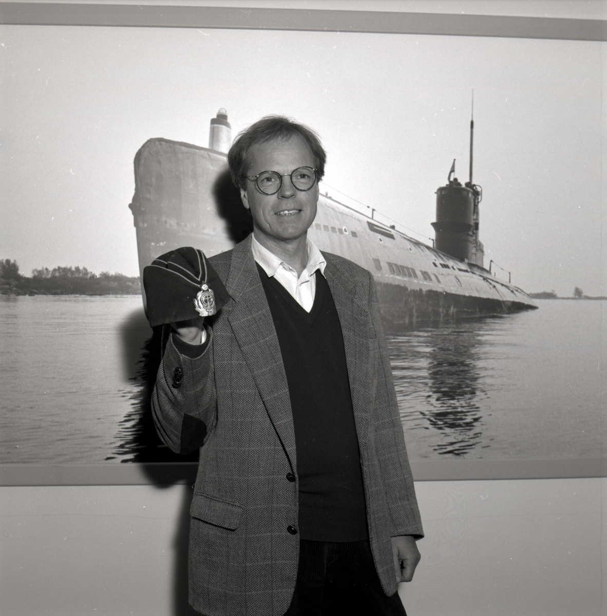 Utställning med ubåtsföremål. Utställningschef Gunnar Nordlinder visar en mössa.