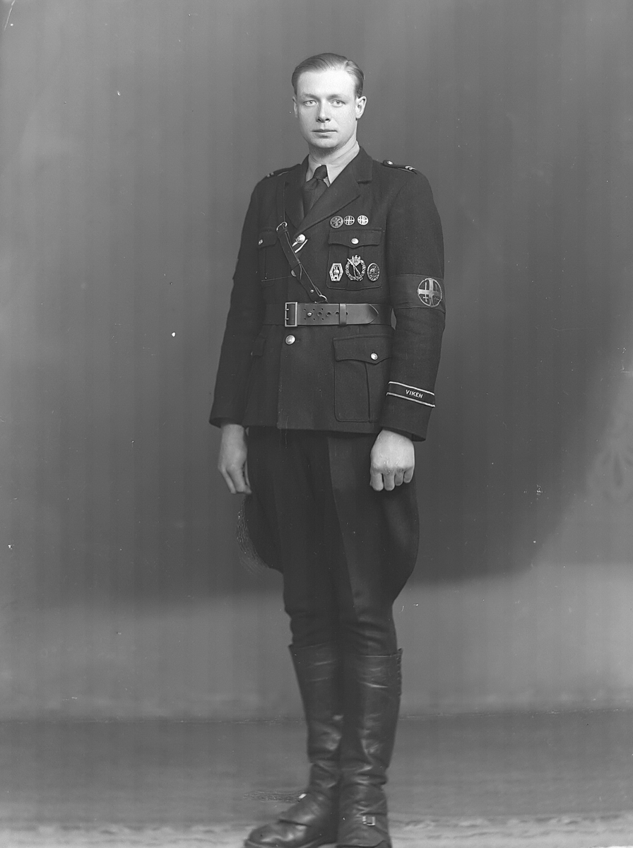 Portrett av mann i hird-uniform,  frontkjempermerke, Svein Nothe (navnet er usikkert) 1944. Helfigur cab.