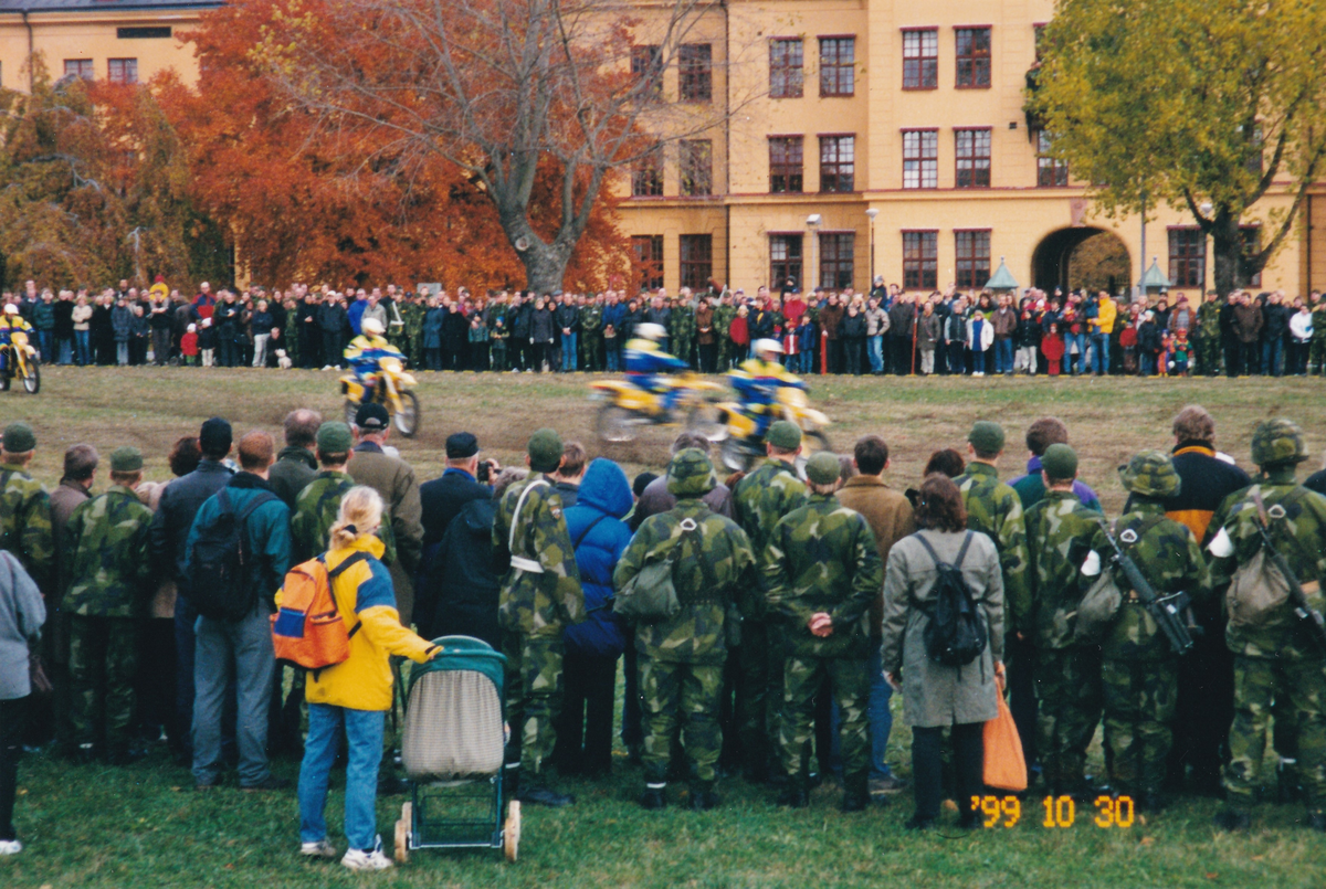 Uppvisning med Arméns Lejon vid Regementets dag på T 2, 1999