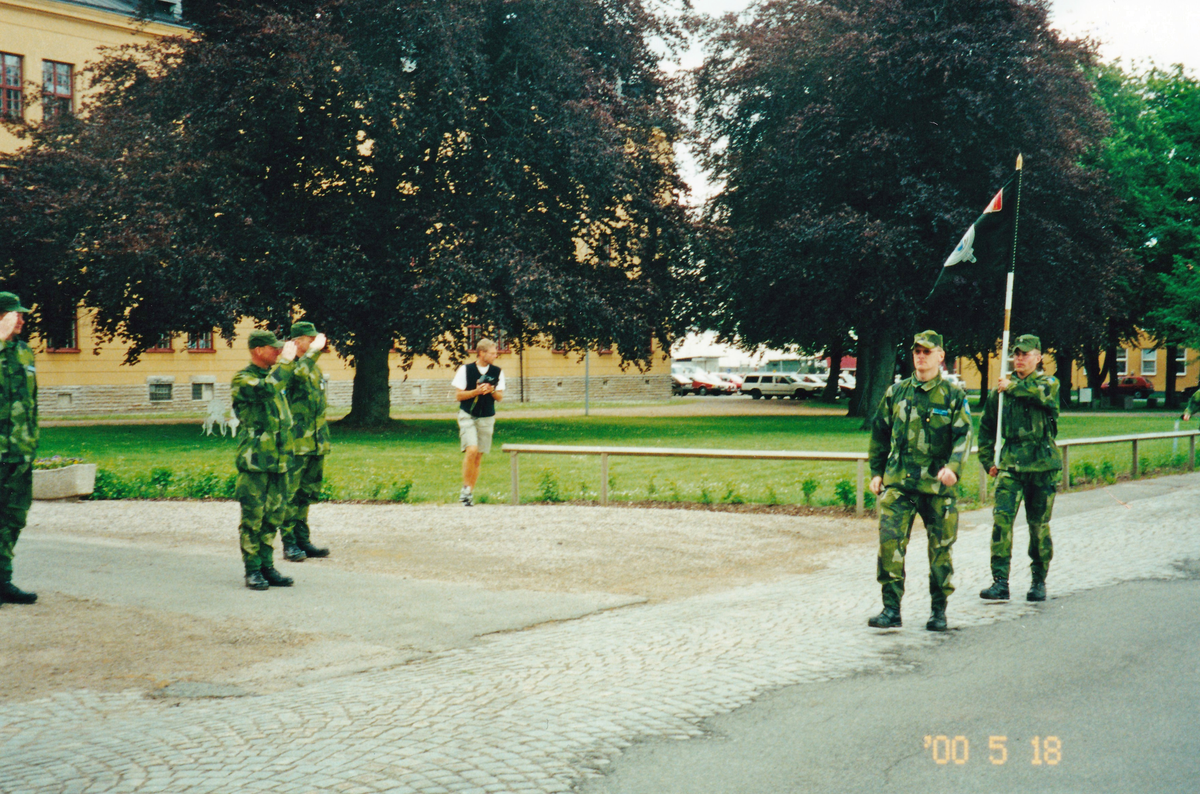 Förbimarsch av T 2 åldersklass vid avslutningen i maj 2000. Regementschefen Jan Persson till vänster.