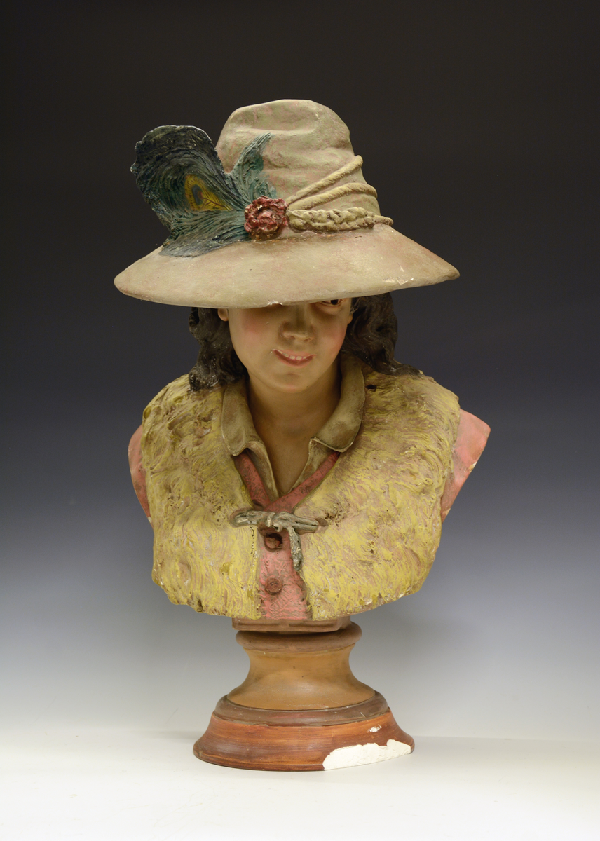 Kvinne med bredbremmet hatt, påfuglfjær og pelsvest.