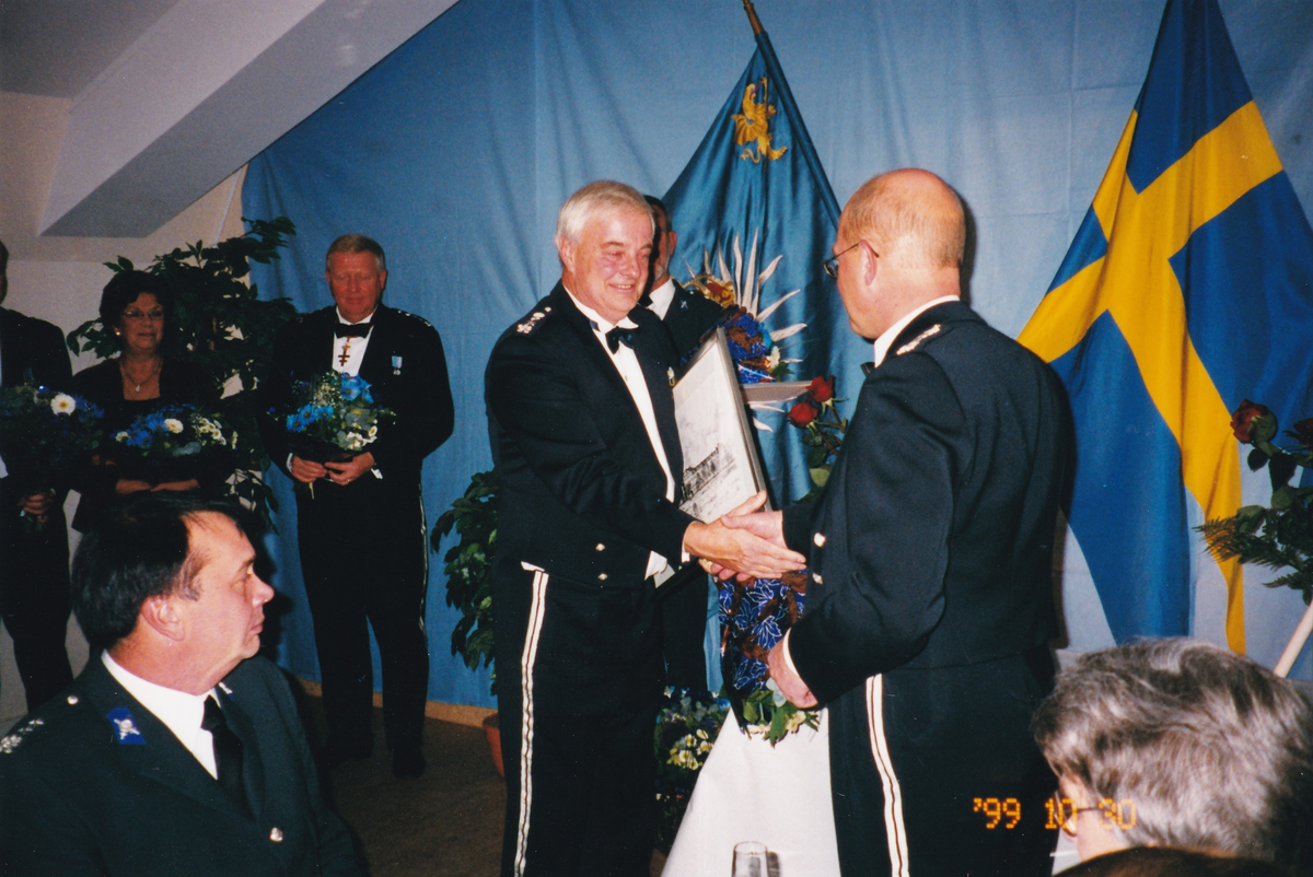 Högtidmiddag vid T 2 i oktober 1999. Regementschefen Jan Persson avtackar Jan Forsgren. Jan Petersson sitter närmast.
