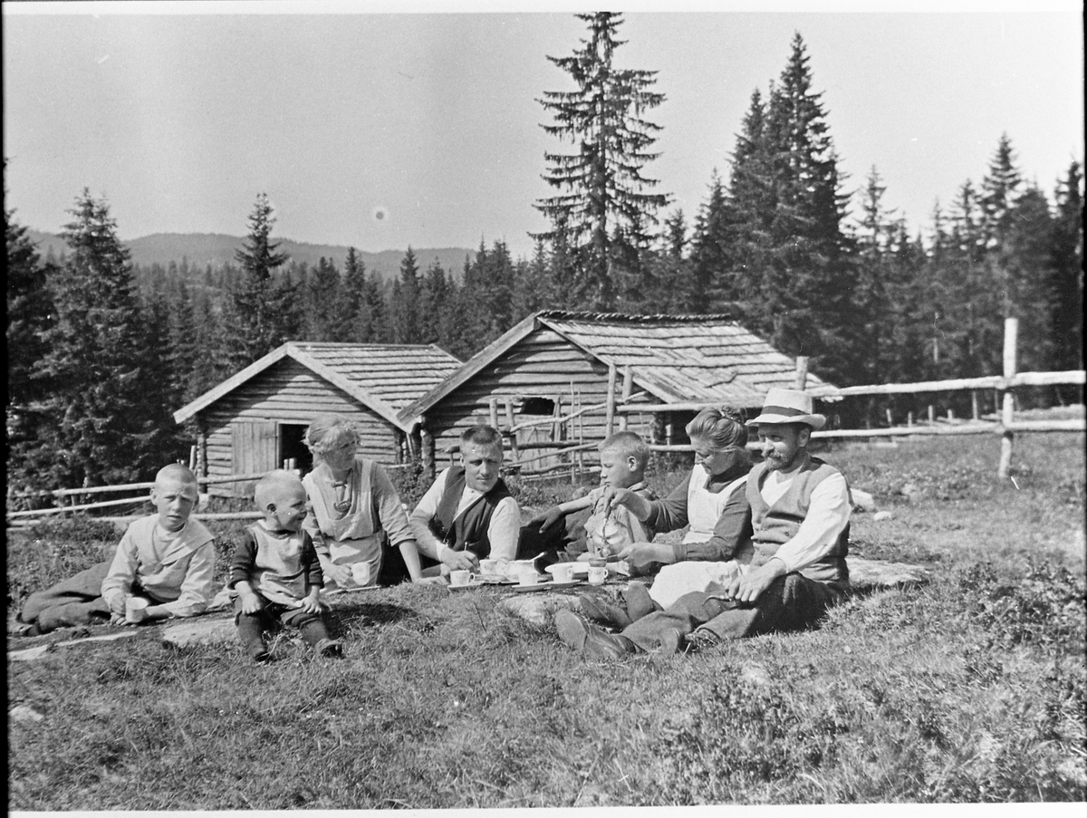 Gruppebilde fra Amundalssætra (Ramstadsætra) på Totenåsen ca. 1923. Personene er Einar Johannesen, Birger Nergård, Magda Nergård, Johannes Nergård, Bjarne Johennesen, Petra og Bernt Johannesen.