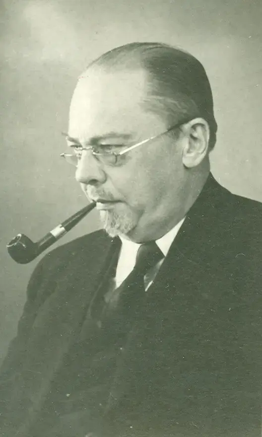 Eric Gunnar Hellström, ordförande i Haninge Hembygdsgille 1944- 1948. Född i Stockholm , Hedvig Eleonora, 13/7 1887. Inflyttad till Skogs-Ekeby, gård i Västerhaninge 15/9 1941. Dog 1980.