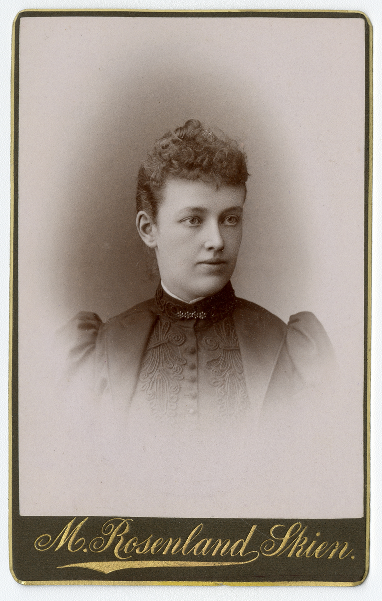 Portrettfoto av ukjent kvinne, foto trolig tatt på tidlig 1890-tallet