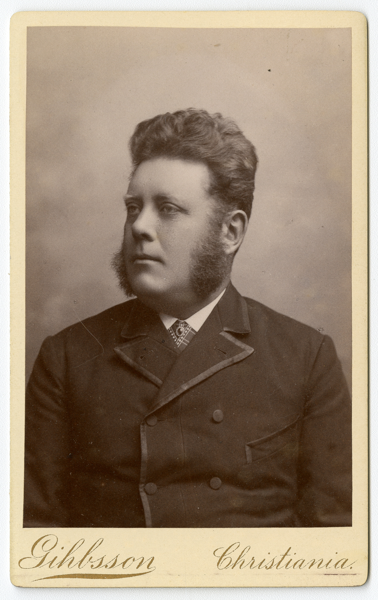 Portrettfoto av ukjent mann foto trolig tatt på tidlig 1890-tallet