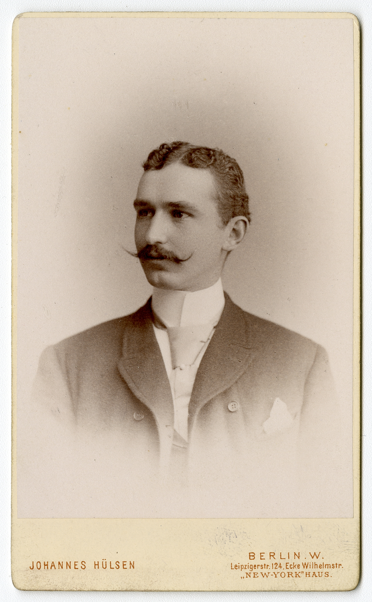 Portrettfoto av ukjent mann,  foto tatt i Berlin, trolig tatt 1890-tallet