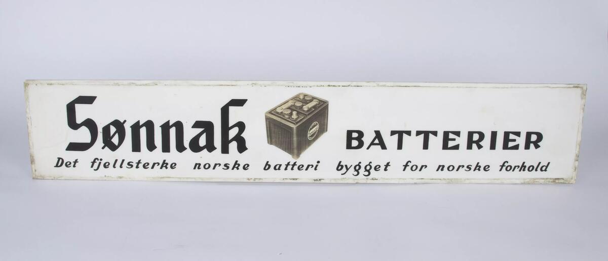Rektangulært reklameskilt i en hvit farge med sort skrift og et illustrering av et batteri. 