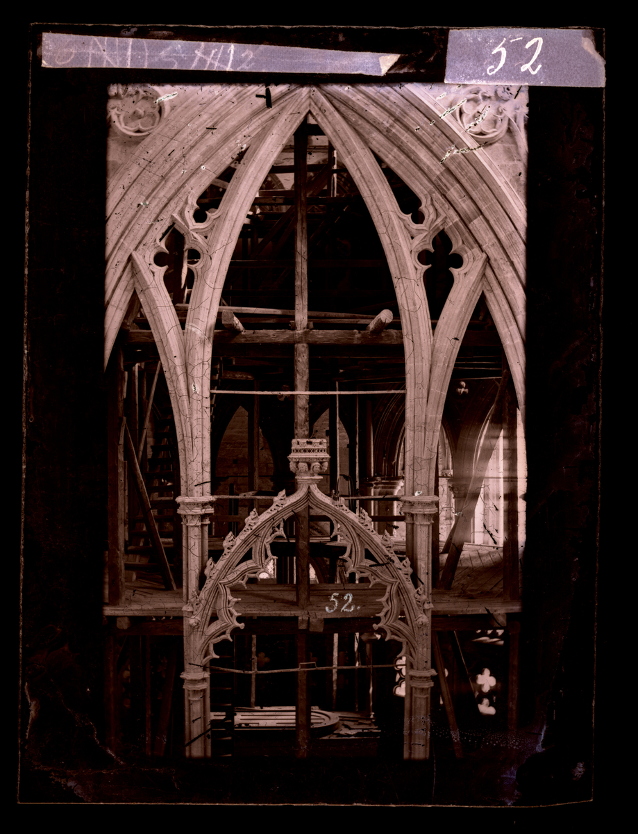 Øvre del av korbueveggen i Nidarosdomen, under restaurering. Stillas på innsiden av oktogonen.