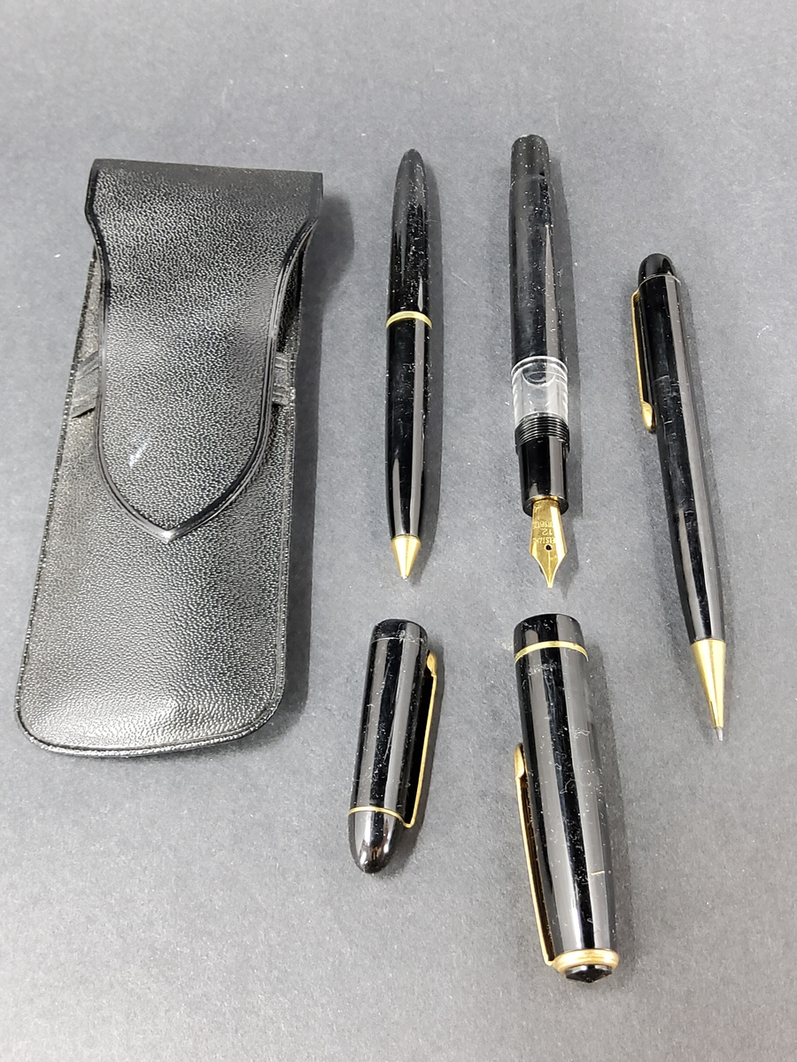 Pennfodral, svart med tre pennor.