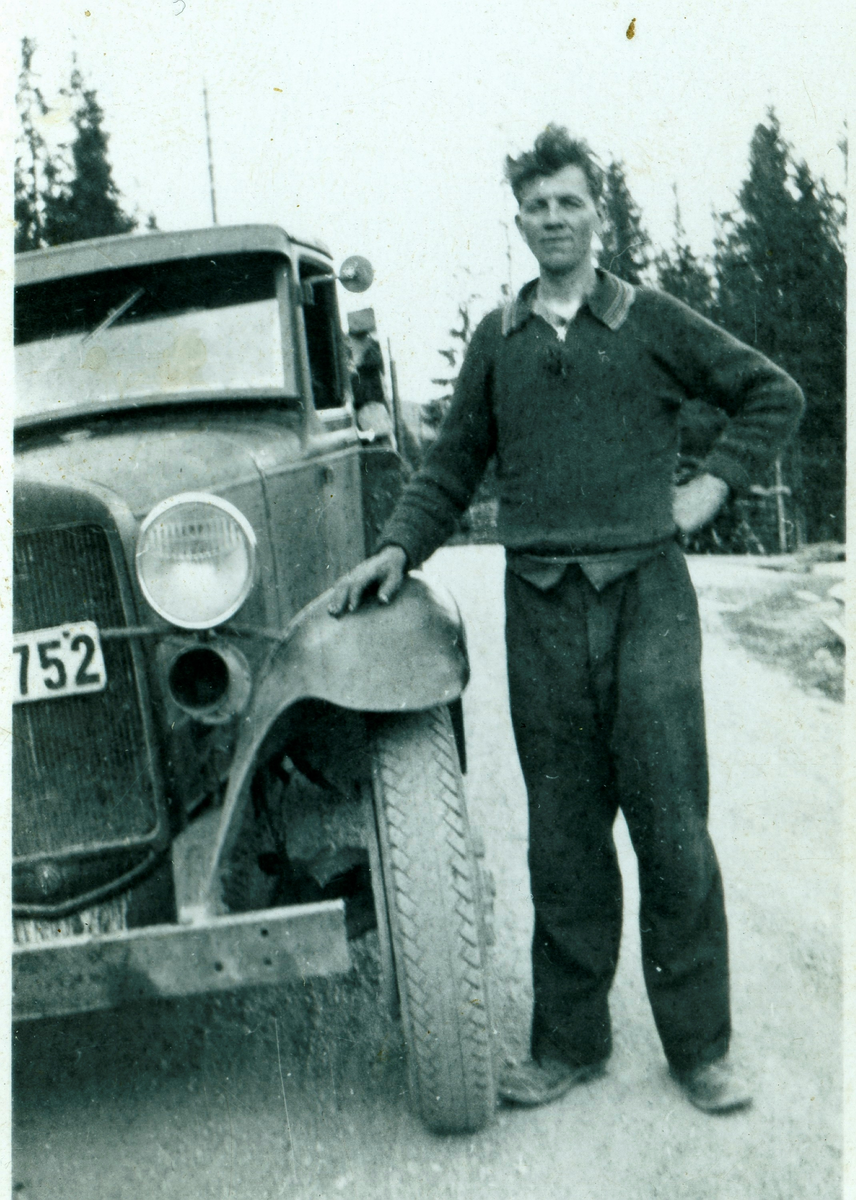 Halvor Håvelmoen med lastebilen til Arne Turhus. Bilen er ein Ford AA 1930-31 med registreringsnummer F-12752