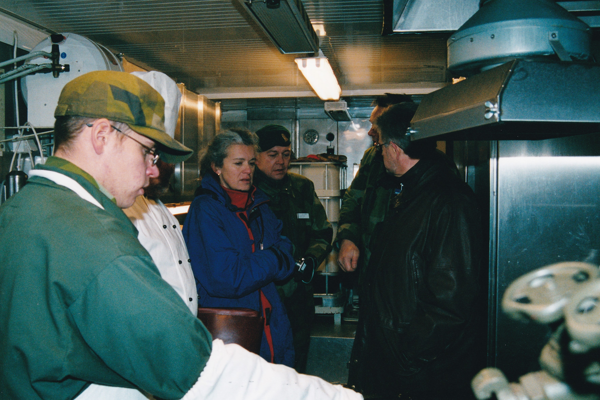 Sjukvårdsavdelningen i Högkvarteret besöker T 2 i november 2002. Kokutbildning i kokcontainer.