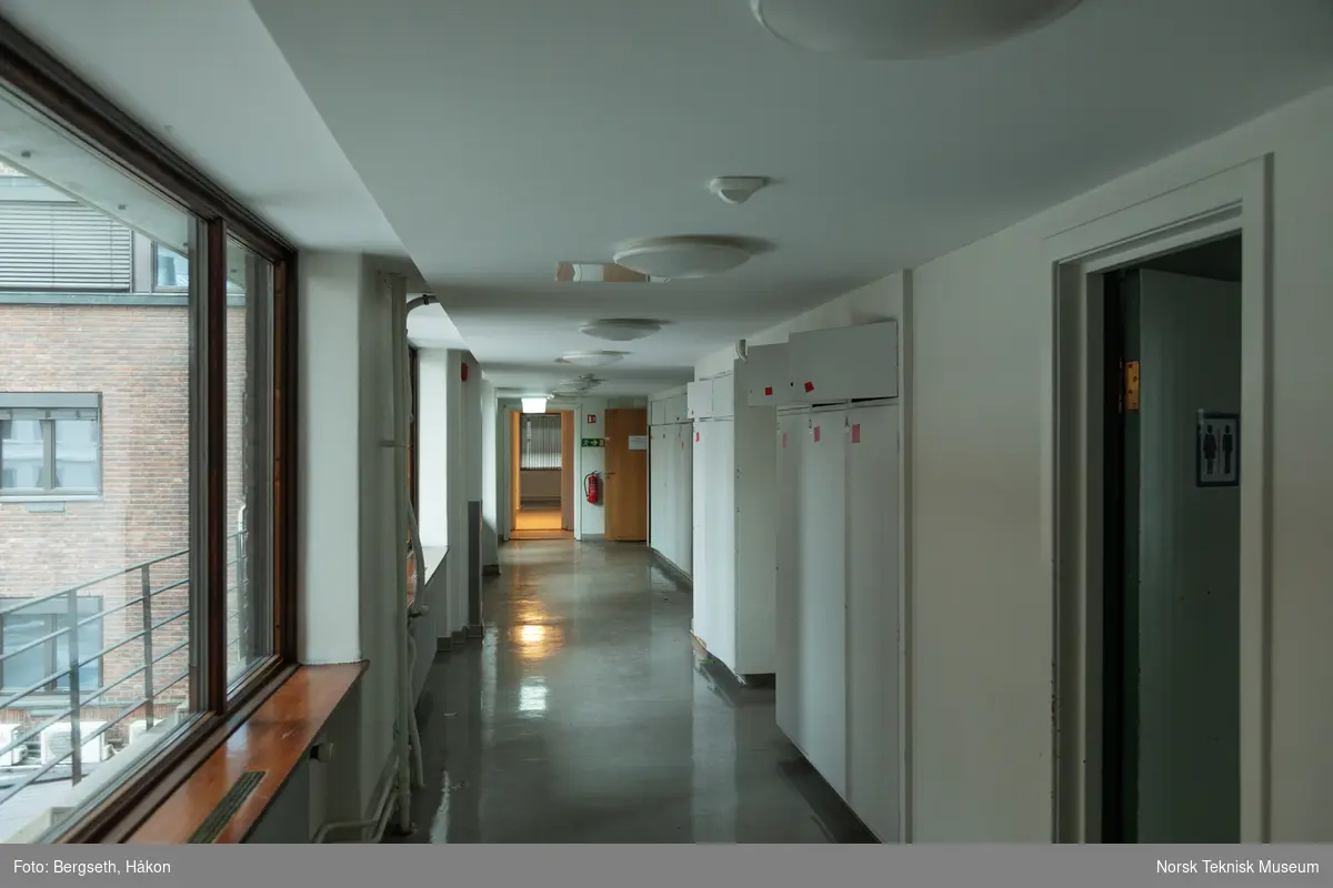 Korridor i hovedbrannstasjonens nordfløy, 3. etasje, vinduer mot bakgården