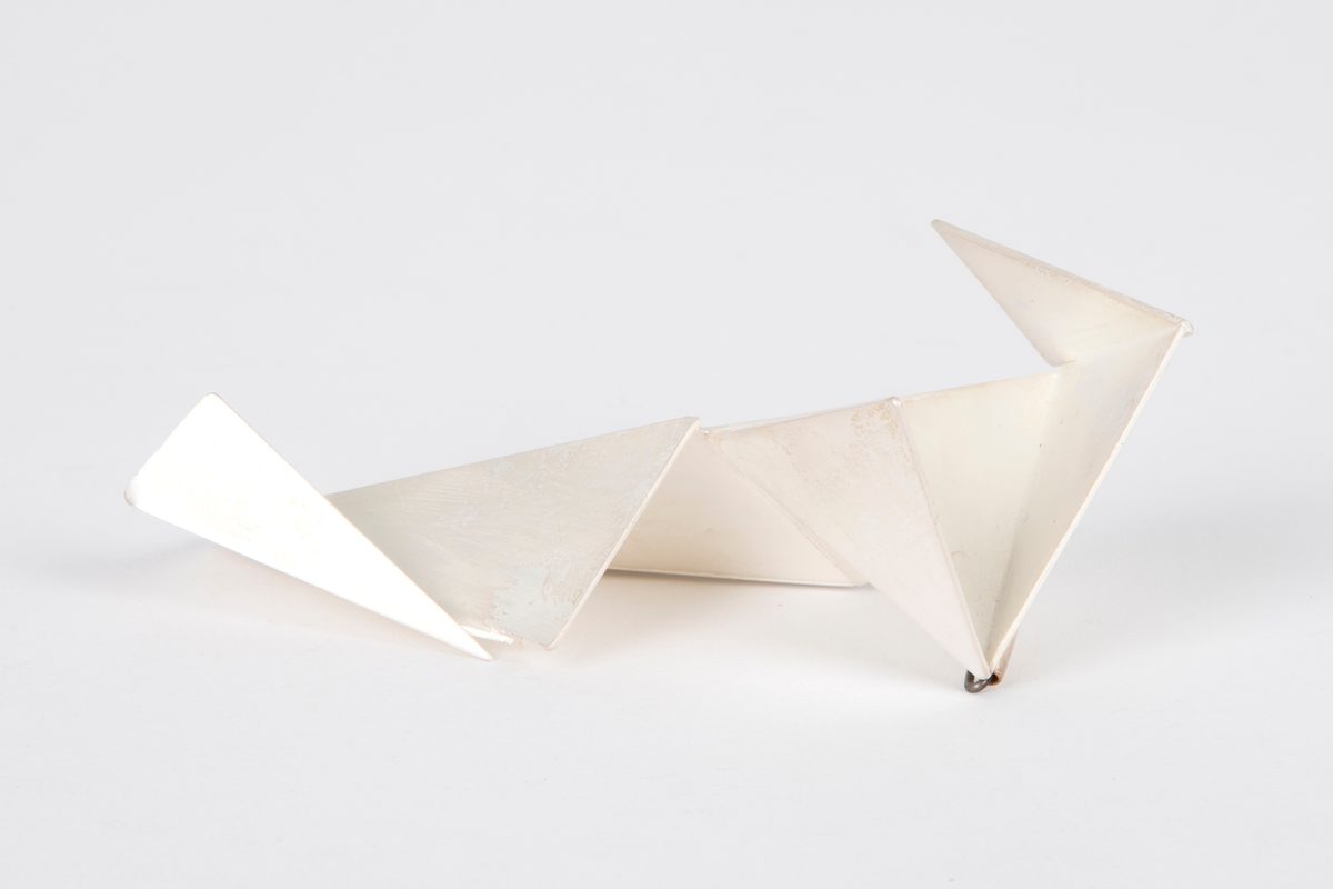 Brosje i sølv. Triangulære sølvplater som er sveiset sammen. Ser ut som origami.