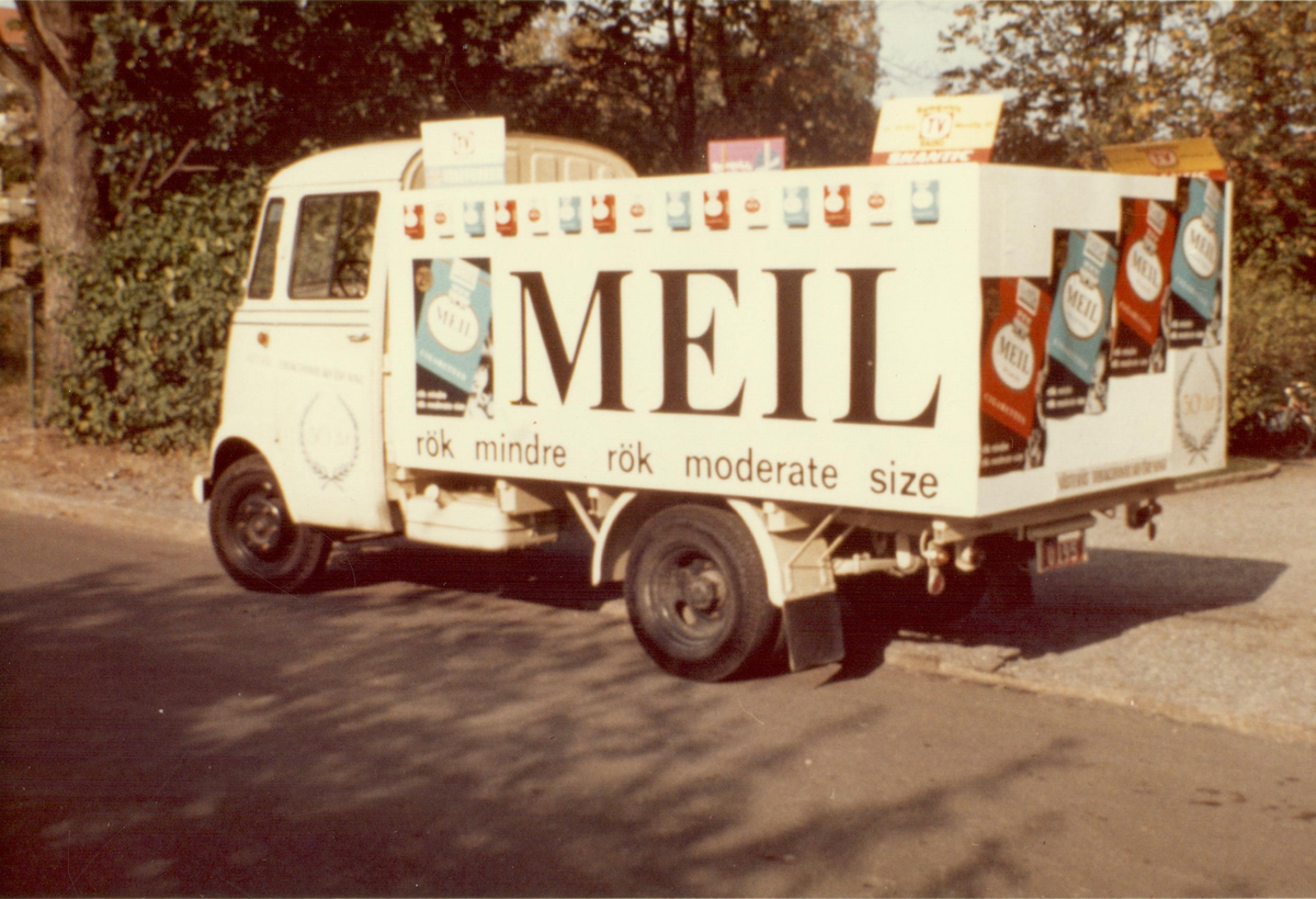Transportbil med reklam för Meil-cigaretter.