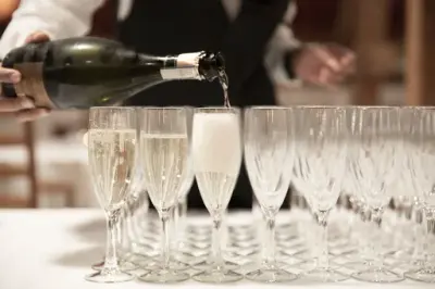 Champagne sjenkes i champagneglass