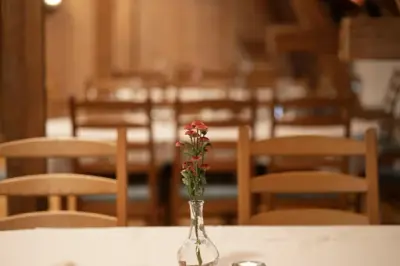 En blomst på et bord