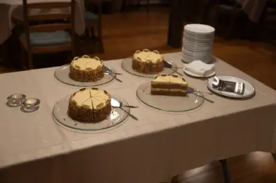 Et kakebord med 4 kaker