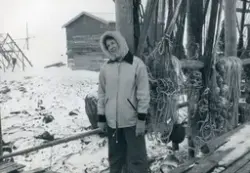 Sarnes. En ukjent dame står på kaia ved nothjellet. 1960/61.