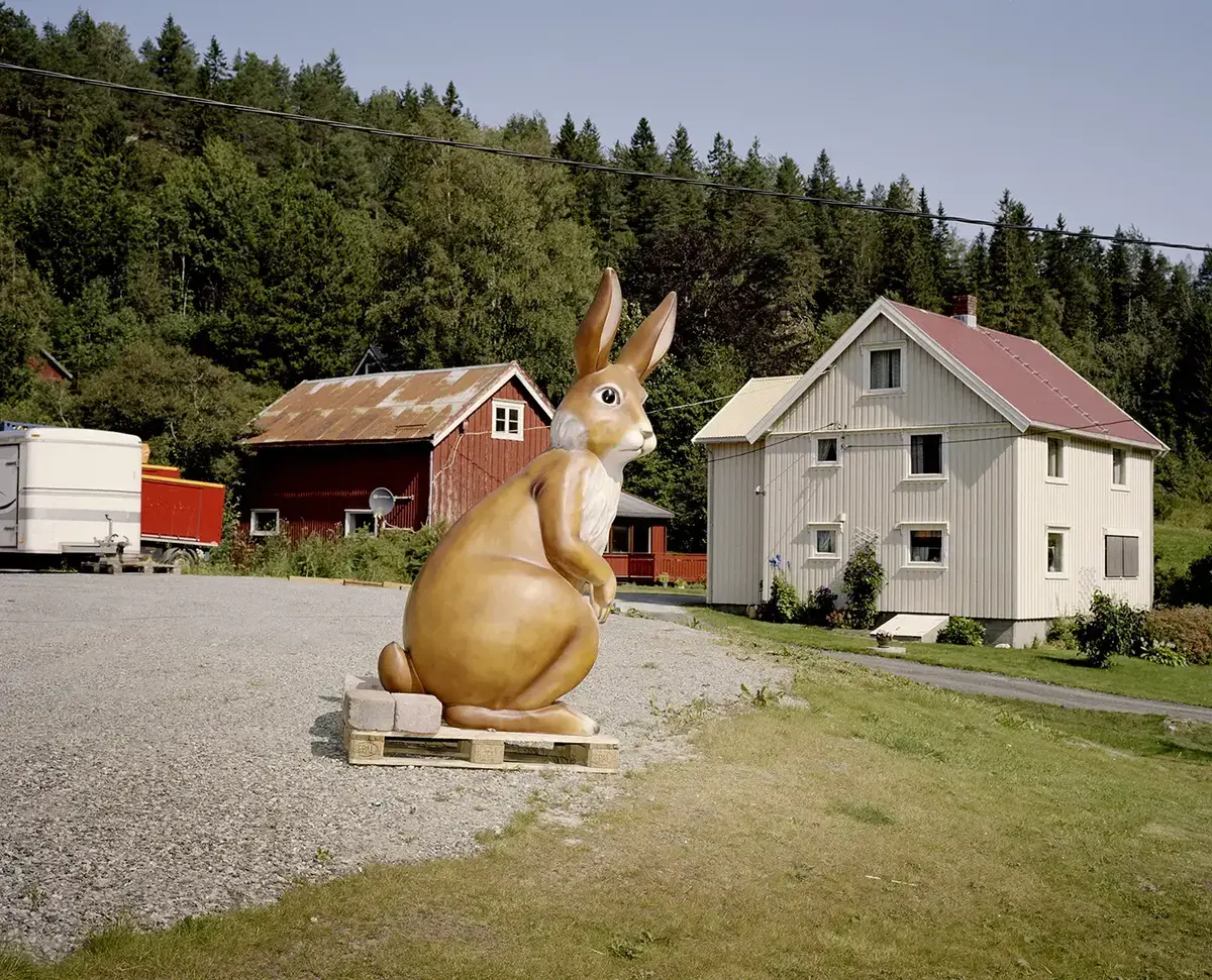 Bilde av en stor kaninfigur på en gårdsplass.
