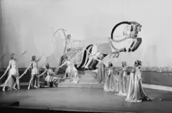 Monrad Misje og flere dansere i "Orfeus i undergrunnen" i 19