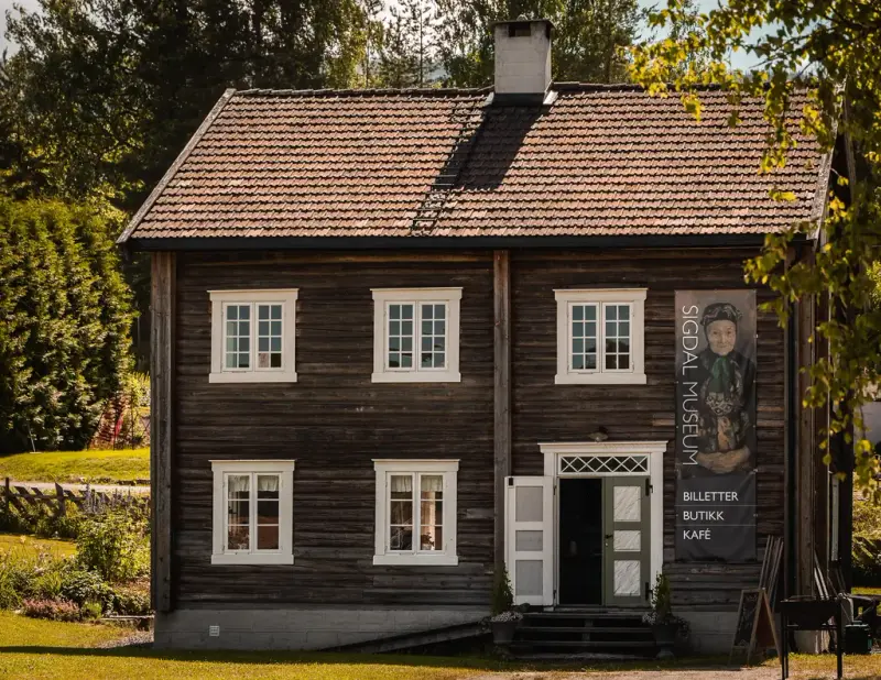 Plassanebygningen på Sigdal Museum som også er kafé og besøkssenter