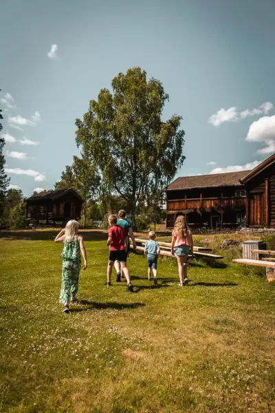 Besøkende på museumstunet til Sigdal Museum