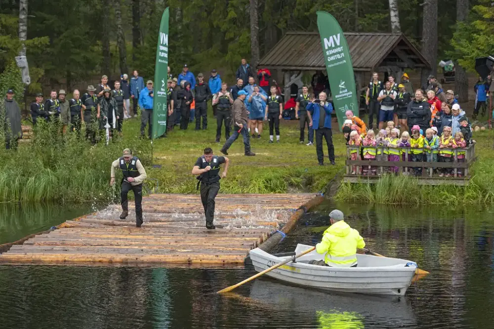 To menn løper på et tømmergulv