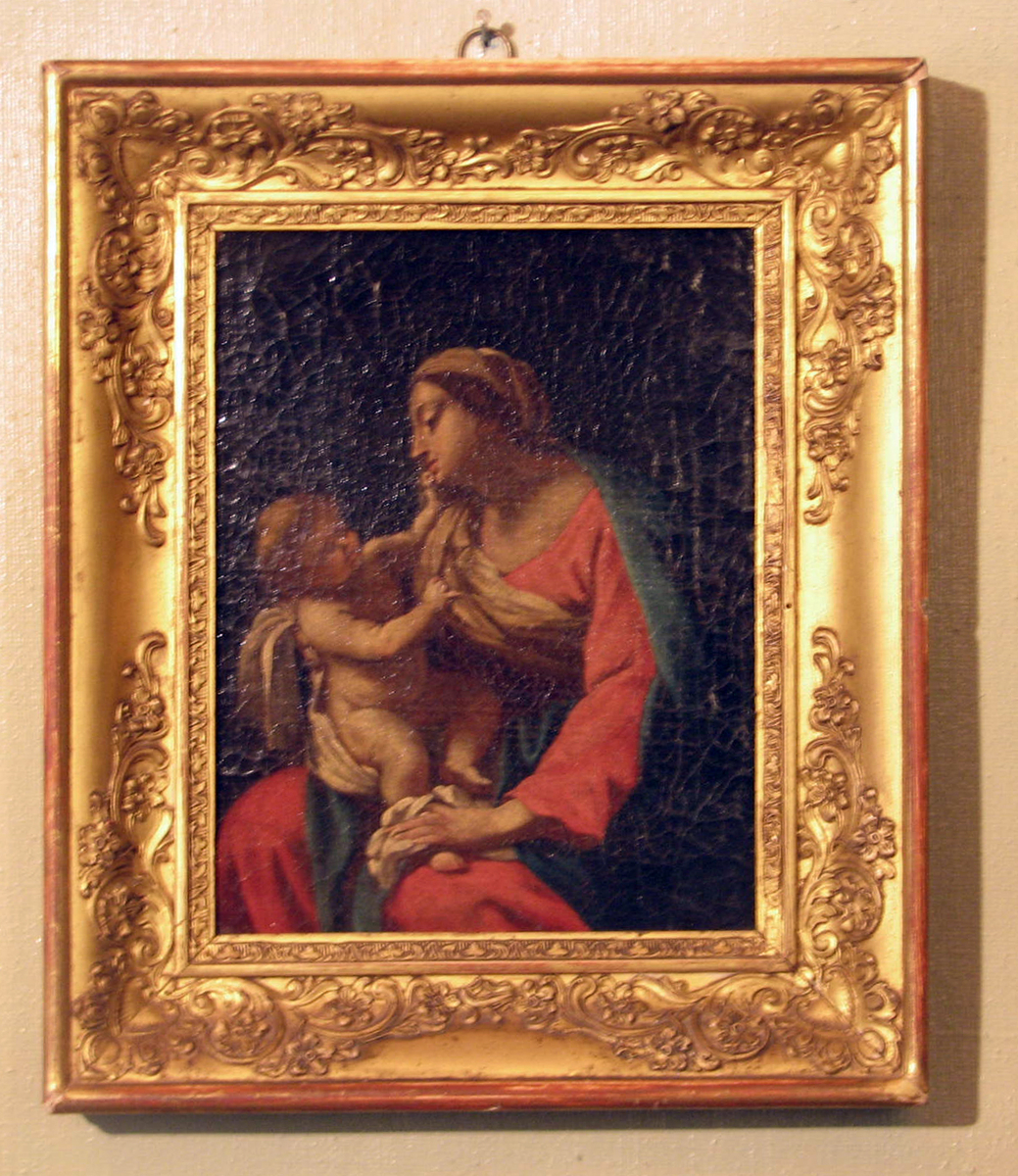 Rektang., ramme: plast. ornamenter. Maria m. barnet; Maria sitter, halvfig., venstrev., ansikt i prof., rød og blå drakt; barnet på fanget, høyrev., bakgr. sort 
