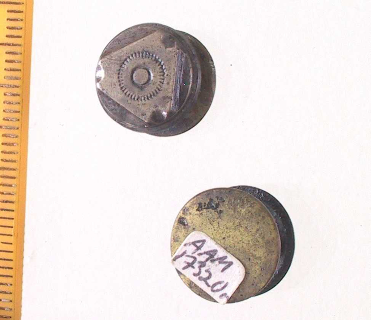 Mansjettknapper,   Sølv  og   messing.  2 doble knapper, bestående av 2  flate skiver med tverrstang.  På den ene x skive en trekantet plate  av sølv dekoevrt med takket sirkel.  Innk.1.juli 1977. 

Lå i skrinet med sytråd,  signeter etc.