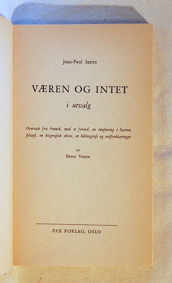 På bokens forside et portrett av Jean Paul Sartre